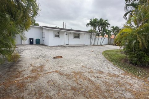 Casa en venta en Miami, Florida, 5 dormitorios, 165.55 m2 № 1983927 - foto 3