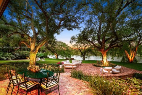 Купить виллу или дом в Корал-Гейблс, Флорида 5 спален, 579.62м2, № 1955537 - фото 1