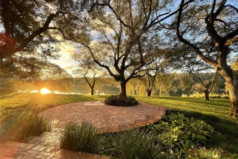 Купить виллу или дом в Корал-Гейблс, Флорида 5 спален, 579.62м2, № 1955537 - фото 4