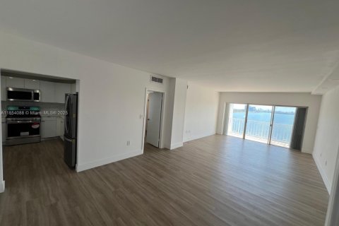 Condo in Sunny Isles Beach, Florida, 2 bedrooms  № 1871988 - photo 17