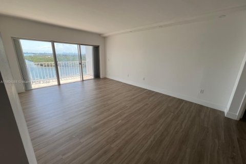 Condo in Sunny Isles Beach, Florida, 2 bedrooms  № 1871988 - photo 14
