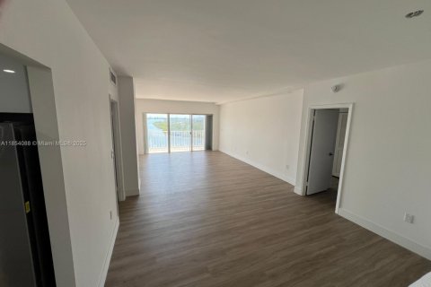 Condo in Sunny Isles Beach, Florida, 2 bedrooms  № 1871988 - photo 16