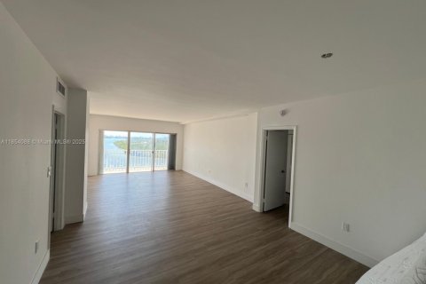 Condo in Sunny Isles Beach, Florida, 2 bedrooms  № 1871988 - photo 18