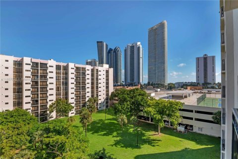 Condo in Sunny Isles Beach, Florida, 1 bedroom  № 1887679 - photo 17