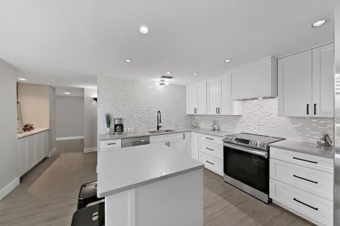 Condo in Belleair, Florida, 2 bedrooms  № 2236766 - photo 9