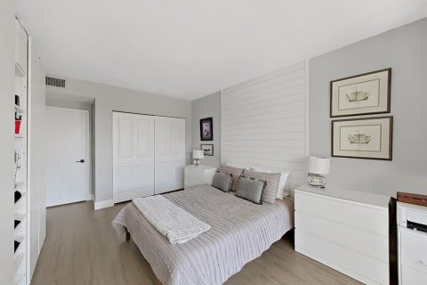 Condo in Belleair, Florida, 2 bedrooms  № 2236766 - photo 21