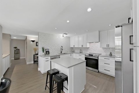 Condo in Belleair, Florida, 2 bedrooms  № 2236766 - photo 8