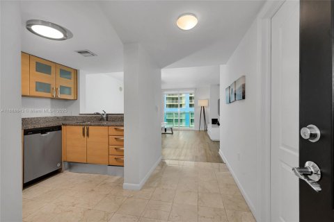 Condo in Miami, Florida, 1 bedroom № 2021565 - photo 2