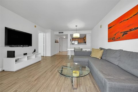 Condo in Miami, Florida, 1 bedroom № 2021565 - photo 12