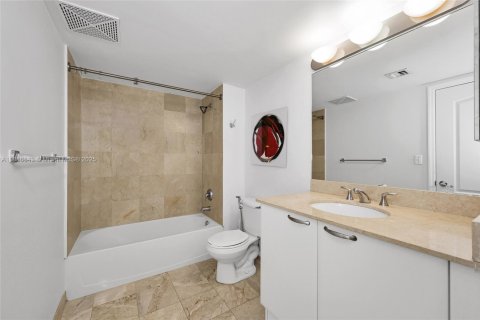 Condo in Miami, Florida, 1 bedroom № 2021565 - photo 14