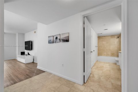 Condo in Miami, Florida, 1 bedroom № 2021565 - photo 13