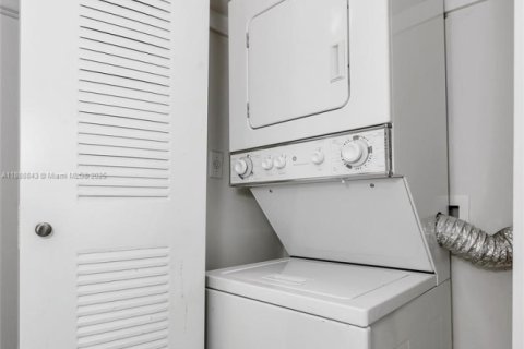 Condo in Miami, Florida, 1 bedroom № 2021565 - photo 17