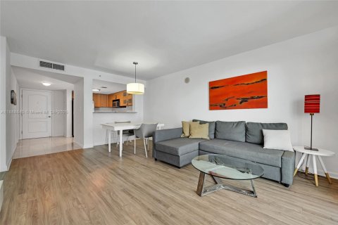 Condo in Miami, Florida, 1 bedroom № 2021565 - photo 6