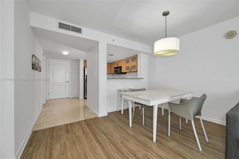Condo in Miami, Florida, 1 bedroom № 2021565 - photo 11