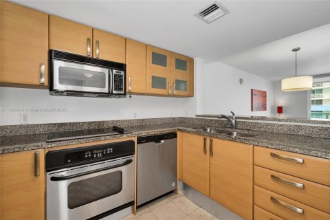 Condo in Miami, Florida, 1 bedroom № 2021565 - photo 4