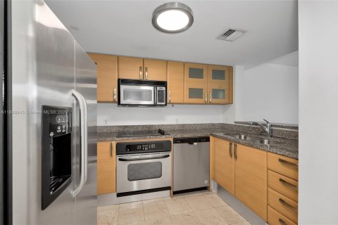 Condo in Miami, Florida, 1 bedroom № 2021565 - photo 3