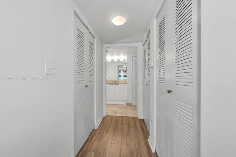 Condo in Miami, Florida, 1 bedroom № 2021565 - photo 16