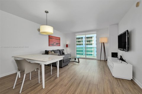 Condo in Miami, Florida, 1 bedroom № 2021565 - photo 5