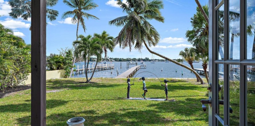 House in Lantana, Florida 3 bedrooms, 222.59 sq.m. № 2170044