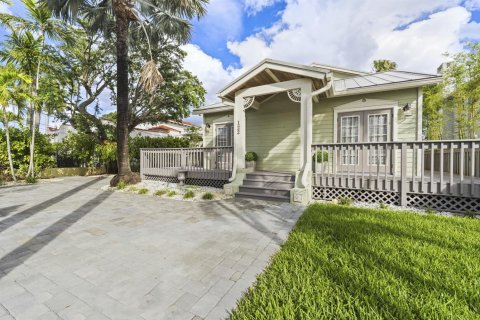 House in Lantana, Florida 3 bedrooms, 222.59 sq.m. № 2170044 - photo 15