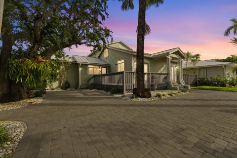 House in Lantana, Florida 3 bedrooms, 222.59 sq.m. № 2170044 - photo 6