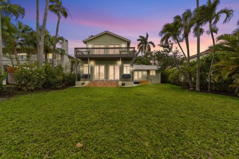 House in Lantana, Florida 3 bedrooms, 222.59 sq.m. № 2170044 - photo 8