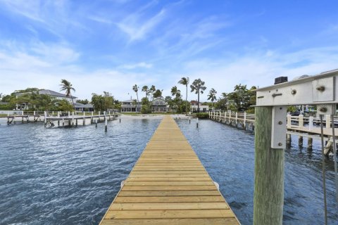 House in Lantana, Florida 3 bedrooms, 222.59 sq.m. № 2170044 - photo 19