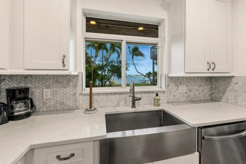 House in Lantana, Florida 3 bedrooms, 222.59 sq.m. № 2170044 - photo 24