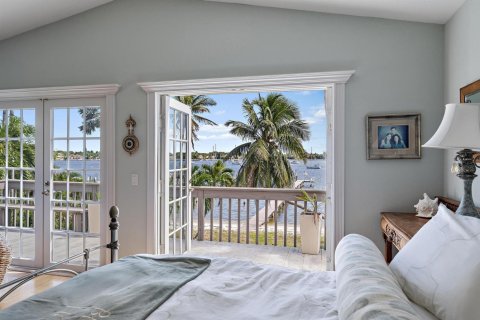 House in Lantana, Florida 3 bedrooms, 222.59 sq.m. № 2170044 - photo 3
