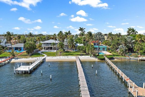 House in Lantana, Florida 3 bedrooms, 222.59 sq.m. № 2170044 - photo 16