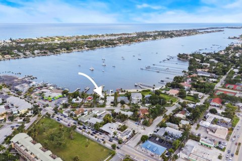 House in Lantana, Florida 3 bedrooms, 222.59 sq.m. № 2170044 - photo 18
