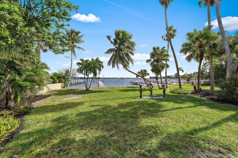 House in Lantana, Florida 3 bedrooms, 222.59 sq.m. № 2170044 - photo 17