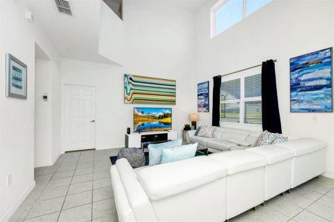 House in Davenport, Florida 5 bedrooms, 292.64 sq.m. № 1744695 - photo 18