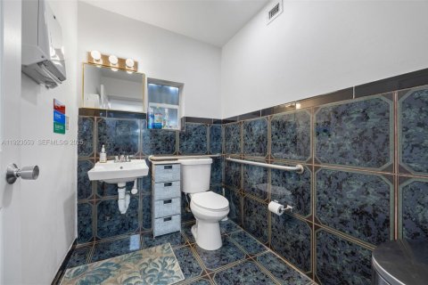 Купить коммерческую недвижимость в Окленд-Парк, Флорида № 1982401 - фото 16