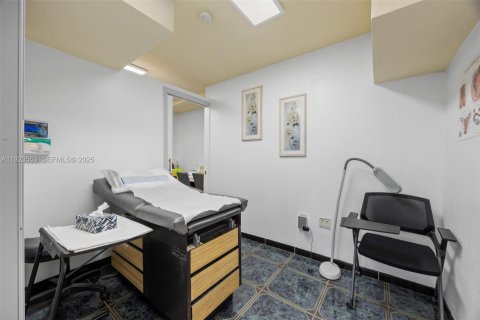 Купить коммерческую недвижимость в Окленд-Парк, Флорида № 1982401 - фото 17