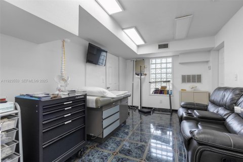 Купить коммерческую недвижимость в Окленд-Парк, Флорида № 1982401 - фото 15