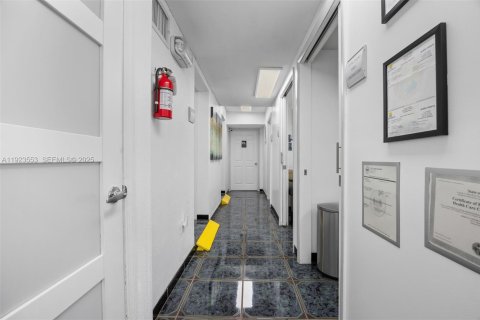 Купить коммерческую недвижимость в Окленд-Парк, Флорида № 1982401 - фото 9