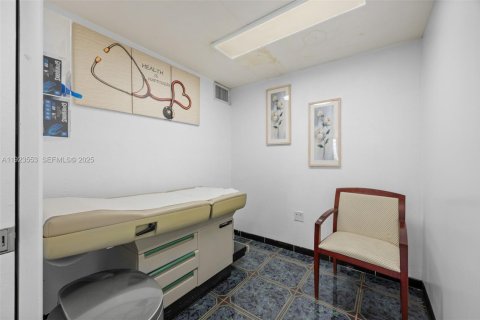 Купить коммерческую недвижимость в Окленд-Парк, Флорида № 1982401 - фото 19