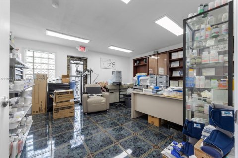 Купить коммерческую недвижимость в Окленд-Парк, Флорида № 1982401 - фото 21