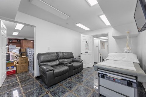 Купить коммерческую недвижимость в Окленд-Парк, Флорида № 1982401 - фото 14