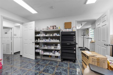 Купить коммерческую недвижимость в Окленд-Парк, Флорида № 1982401 - фото 22