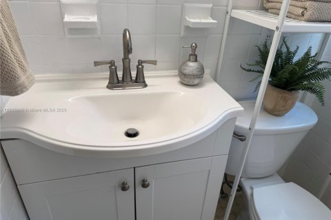 Immobilier commercial à louer à Hollywood, Floride: 27.87 m2 № 1825614 - photo 8