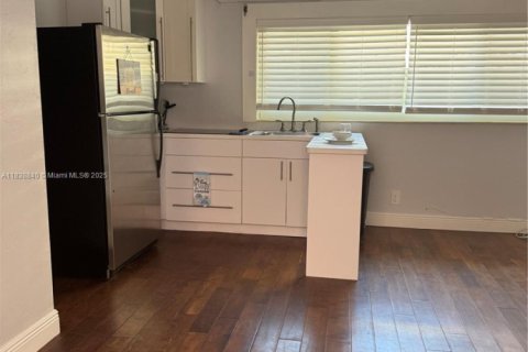 Immobilier commercial à louer à Hollywood, Floride: 27.87 m2 № 1825614 - photo 10