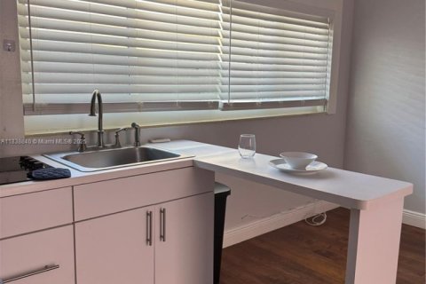 Immobilier commercial à louer à Hollywood, Floride: 27.87 m2 № 1825614 - photo 21