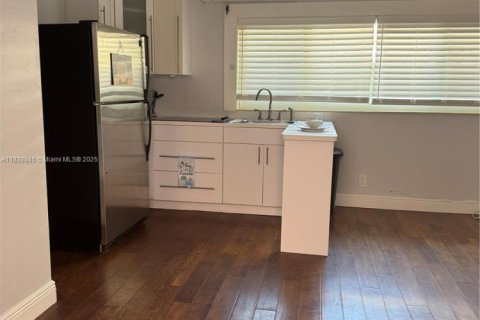 Immobilier commercial à louer à Hollywood, Floride: 27.87 m2 № 1825614 - photo 14