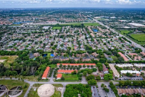 Propiedad comercial en venta en Davie, Florida № 1715107 - foto 2