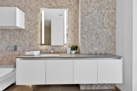 Купить кондоминиум в Майами, Флорида 1 спальня, 75.25м2, № 2089431 - фото 16