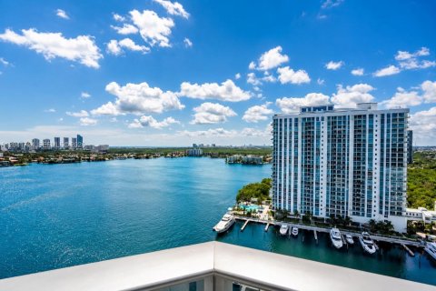 Copropriété à louer à North Miami Beach, Floride: 2 chambres, 161.28 m2 № 2171447 - photo 1