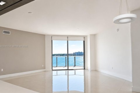 Copropriété à louer à North Miami Beach, Floride: 2 chambres, 161.28 m2 № 2171447 - photo 3