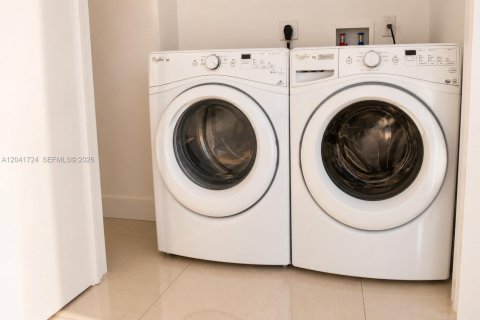 Copropriété à louer à North Miami Beach, Floride: 2 chambres, 161.28 m2 № 2171447 - photo 8